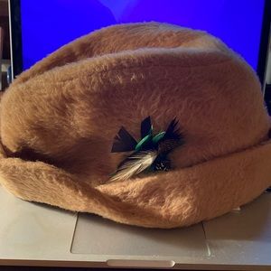 Hugger Cap Vintage in Beige with Feather Embellishments
